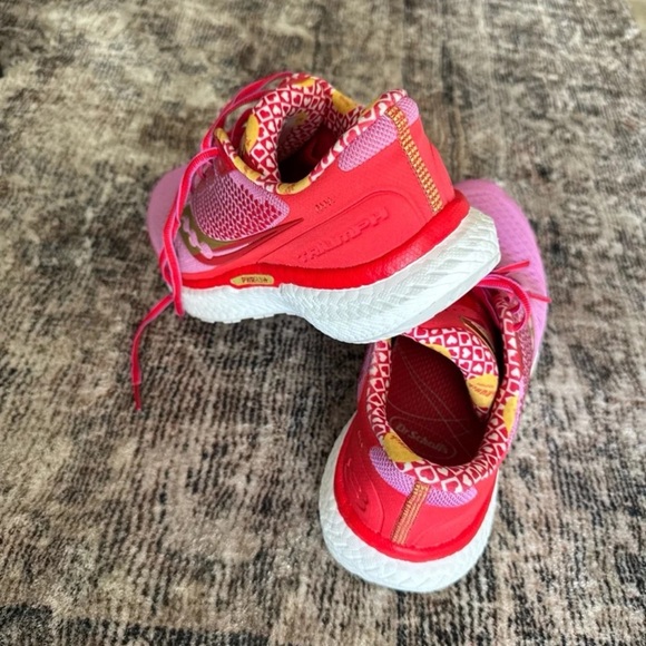 Saucony Women’s Triumph 18 'Galentine's Day' Hot Pink/Red
size 8.5 - Picture 7 of 12
